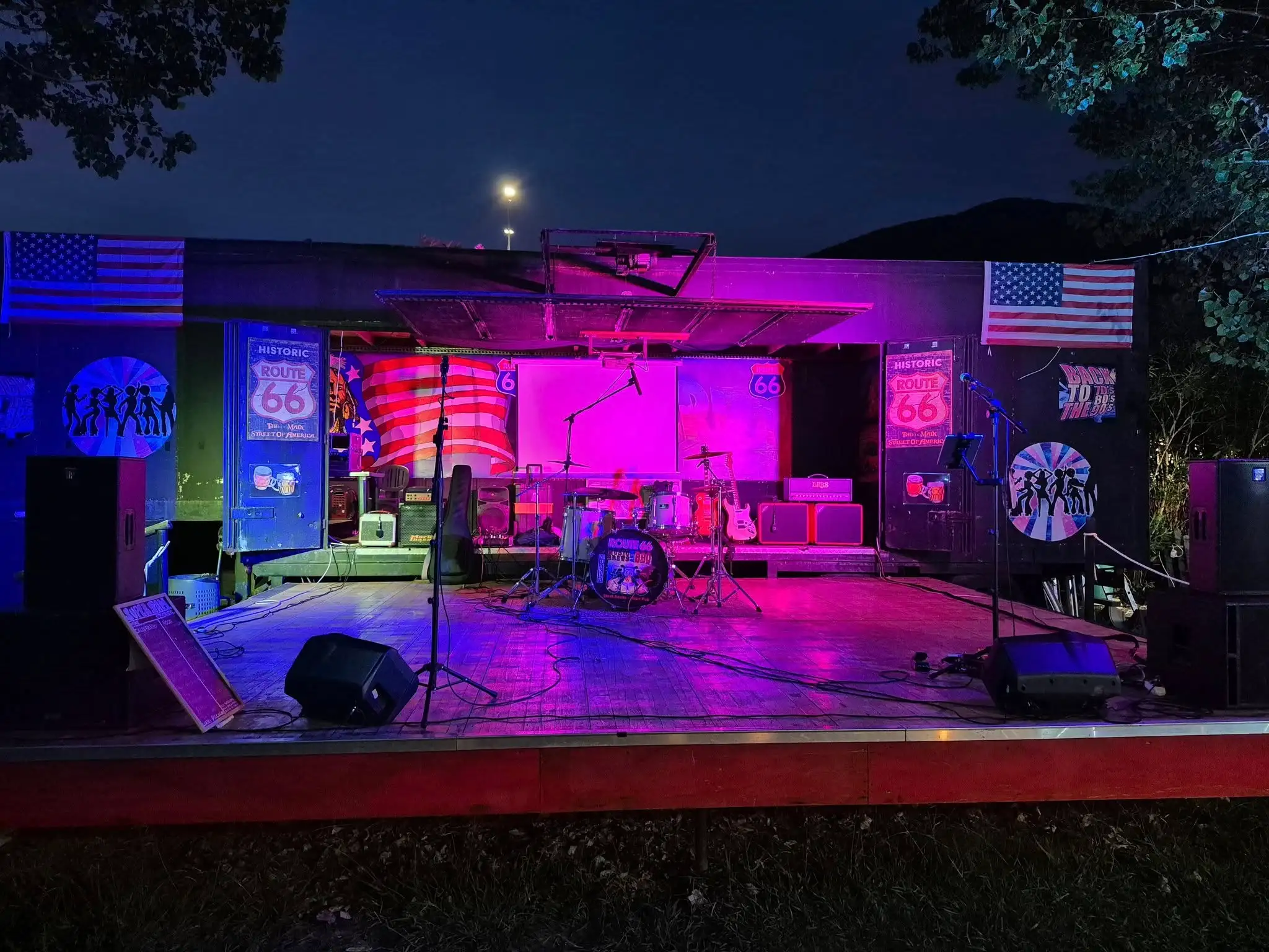 Palco esterno del Route 66 Music Pub Pisa illuminato per una serata live
