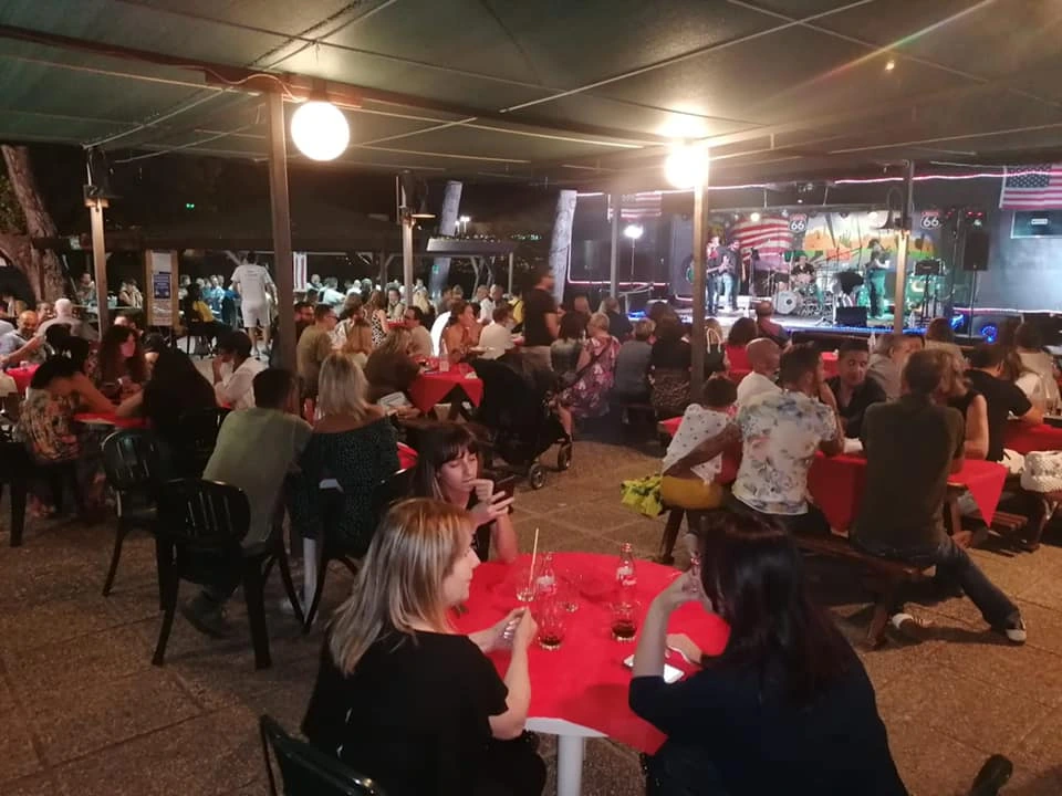 Serata live nell’area esterna del Route 66 Music Pub Pisa con pubblico ai tavoli