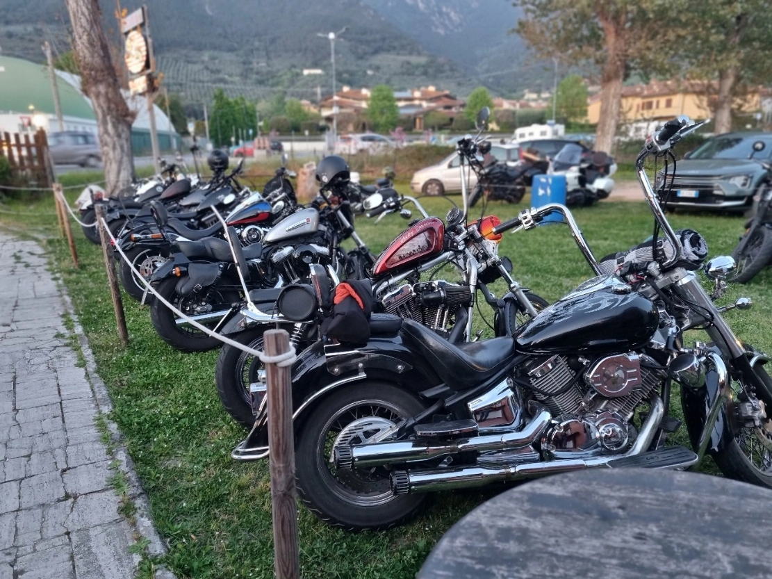 Parcheggio moto Route 66 Music Pub Pisa Moto parcheggiate nell’area esterna del Route 66 Music Pub Pisa