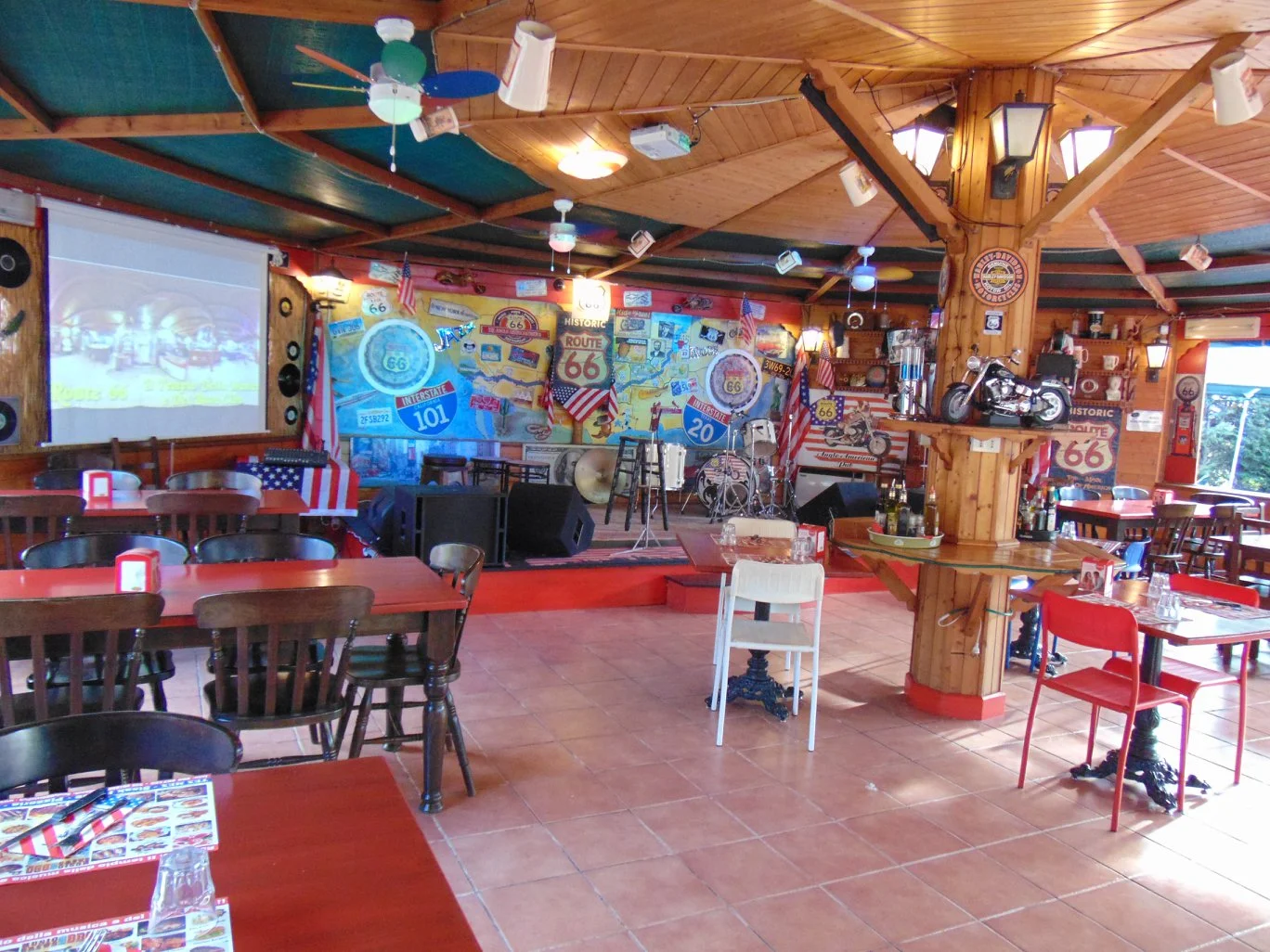 Sala cena con palco Route 66 Music Pub Pisa Sala del Route 66 Music Pub Pisa con tavoli e palco per musica dal vivo