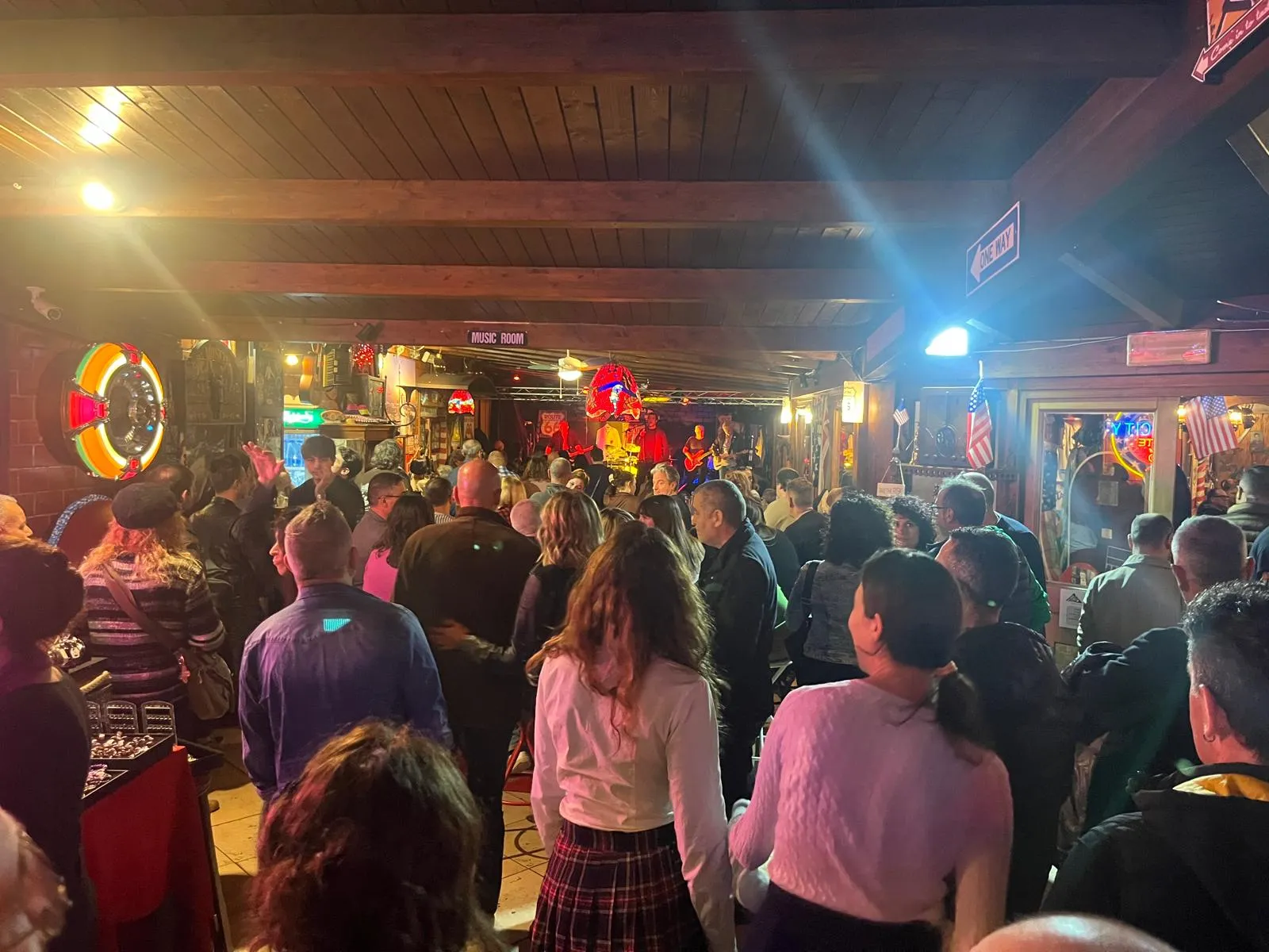 Concerto live con pubblico in sala al Route 66 Music Pub Pisa