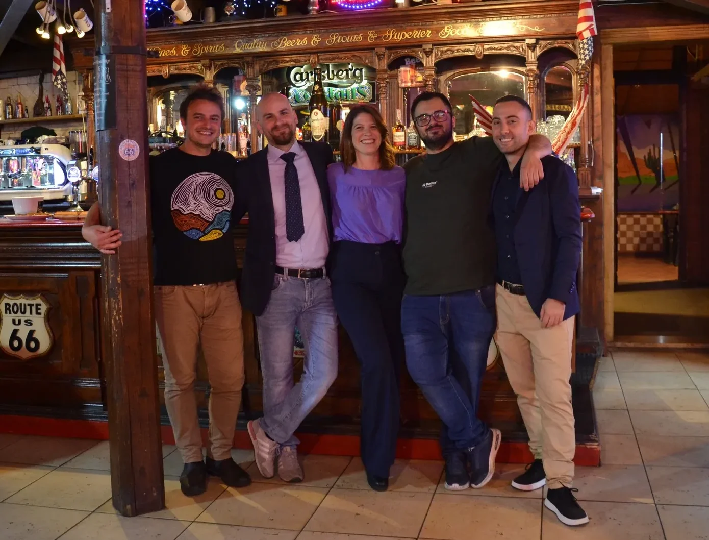 Team del Route 66 Music Pub Pisa davanti al bancone del locale