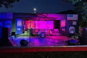 Palco esterno Route 66 Music Pub Pisa Palco esterno del Route 66 Music Pub Pisa illuminato per una serata live