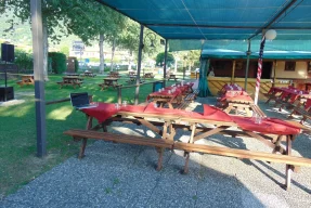Area esterna ristorante Route 66 Music Pub Pisa Area esterna del Route 66 Music Pub Pisa con tavoli da picnic apparecchiati