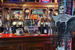 Halloween al bancone Route 66 Music Pub Pisa Bancone del Route 66 Music Pub Pisa decorato per Halloween