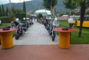 Ingresso con moto Route 66 Music Pub Pisa Ingresso del Route 66 Music Pub Pisa con moto parcheggiate durante un raduno