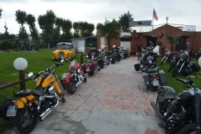 Ingresso Route 66 Music Pub Pisa con moto Moto parcheggiate all’ingresso del Route 66 Music Pub Pisa