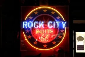 Insegna luminosa Rock City Route 66 Insegna luminosa Rock City Route 66 al Route 66 Music Pub Pisa